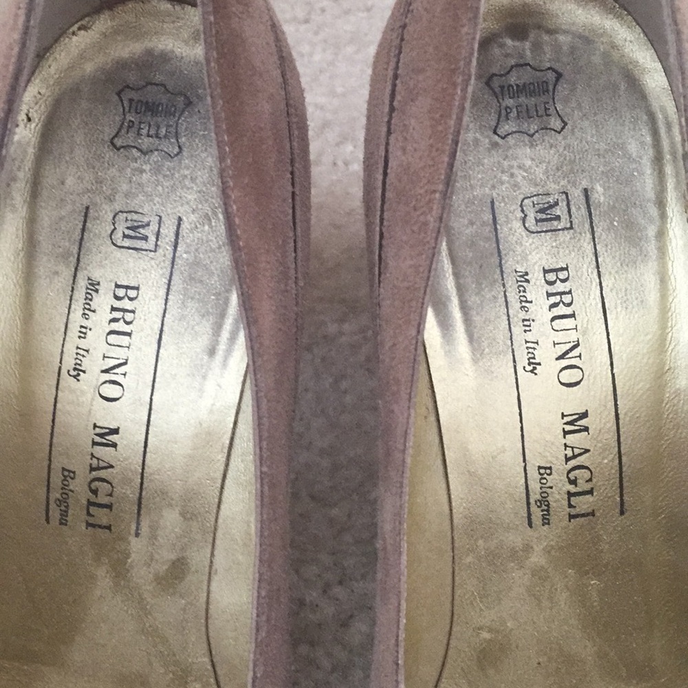 Bruno Magli Suede tan heels - Picture 7 of 7